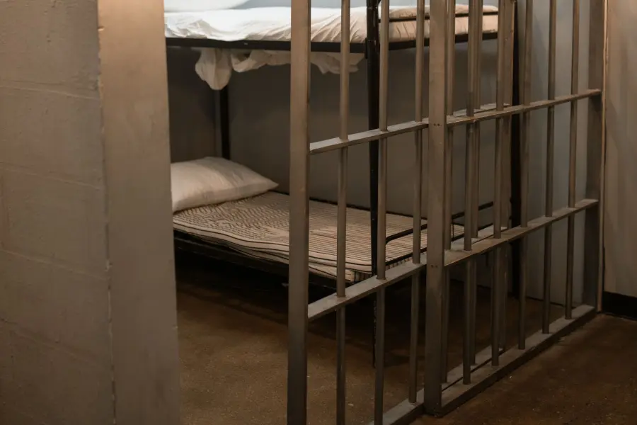 Monza, droga e cellulari introdotti in carcere: sei misure cautelari