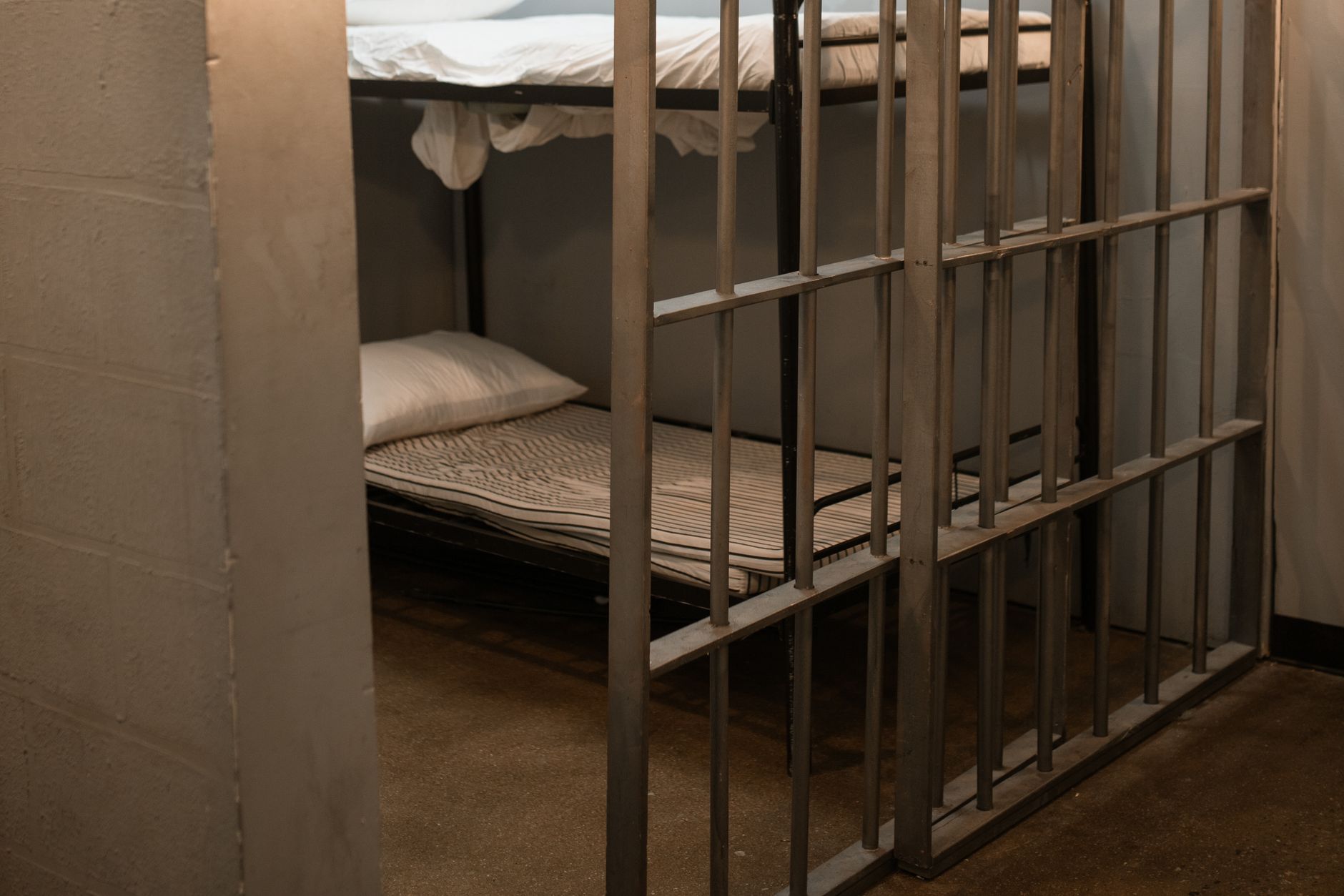 Monza, droga e cellulari introdotti in carcere: sei misure cautelari