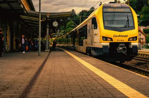 Monza, intervento della Polizia Locale alla stazione: salvato un uomo in difficoltà