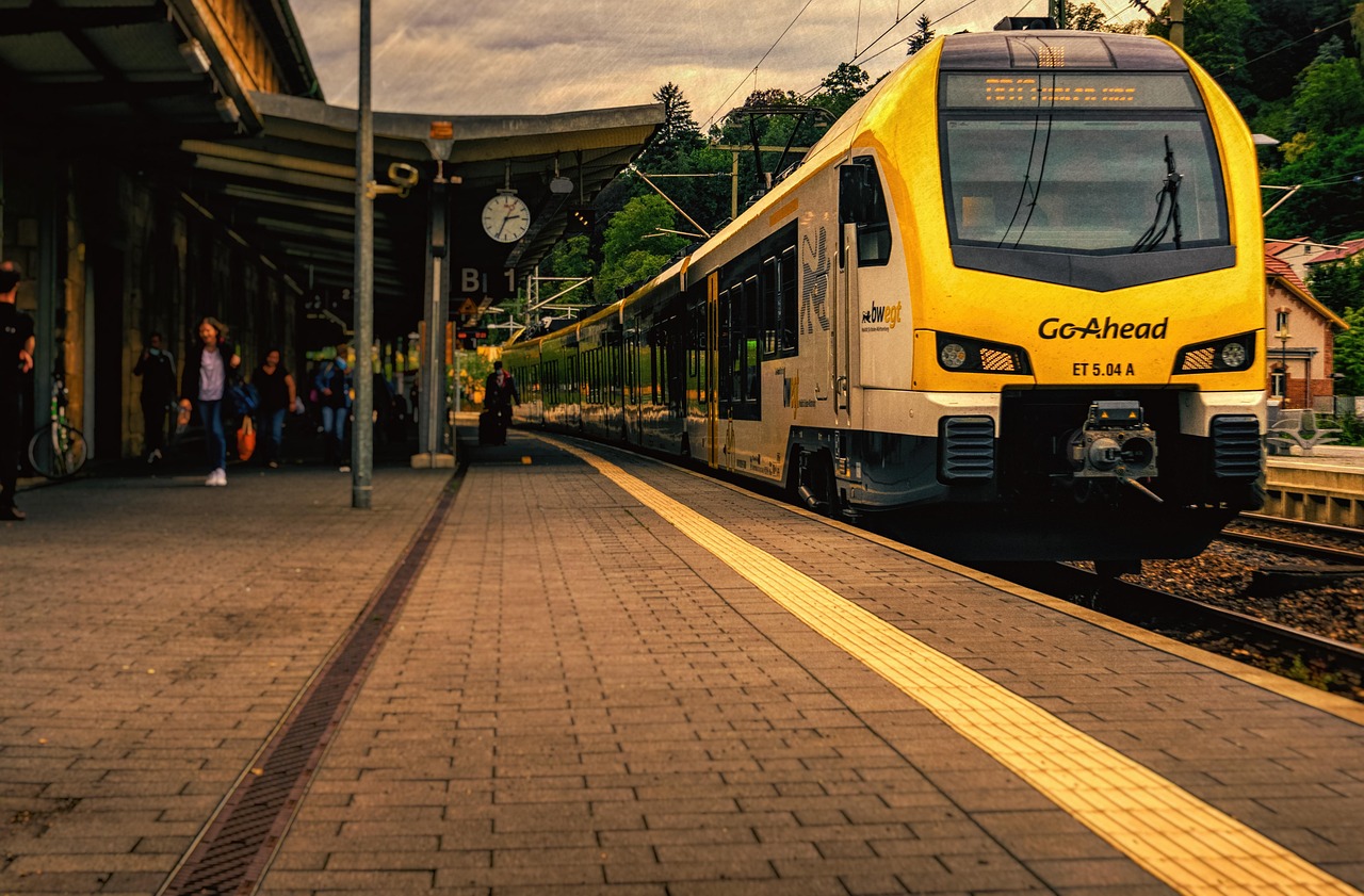 Monza, intervento della Polizia Locale alla stazione: salvato un uomo in difficoltà